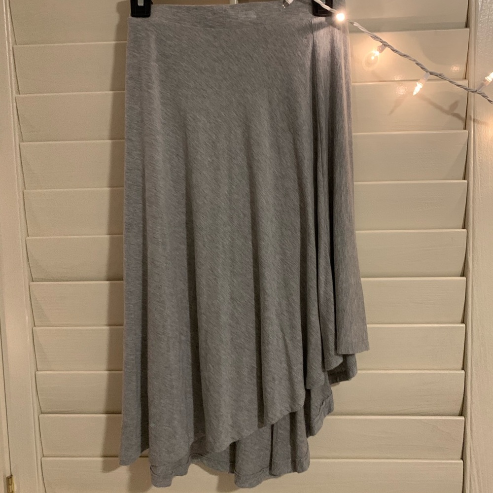 Stem gray flowy skirt